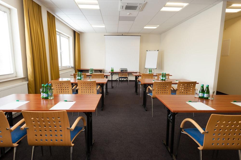 Hotel Partner Varsó Kültér fotó